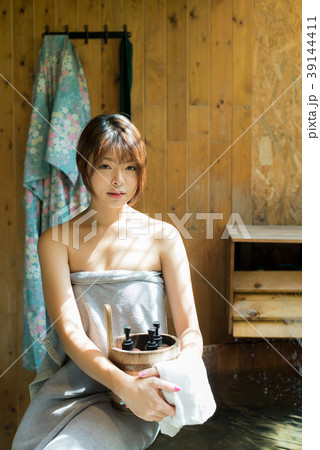 Onsen series: Asian woman in onsen Onsen series: Asian woman in onsen 39144411