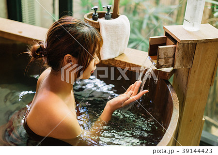 Onsen series: Asian woman taking a bath 39144423