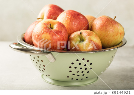 Colander with ripe red apples Colander with ripe red apples 39144921