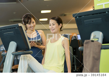 スポーツジム ミドル ランニングマシン フィットネス イメージ スポーツジム ミドル ランニングマシン フィットネス イメージ 39145164