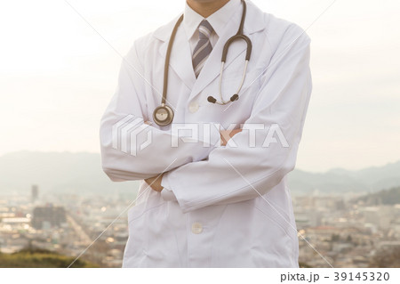 医師イメージ　街バック 39145320