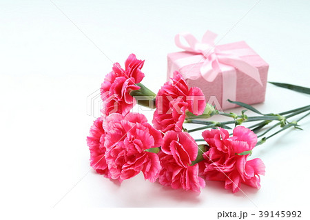 カーネーションとプレゼント 39145992