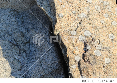 荒い岩肌 39146367