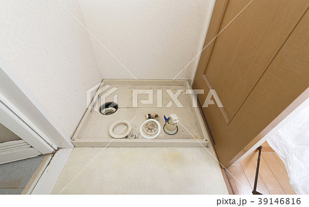 住宅　リフォーム　ビフォー・アフター素材　洗面室　洗濯機 防水パン　ビフォー　取り壊し前 39146816