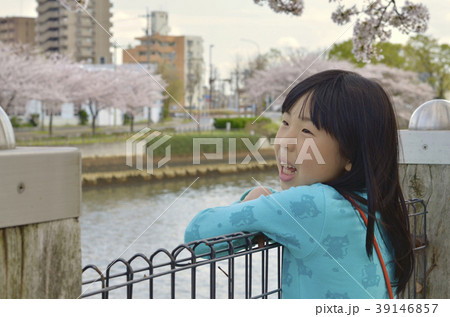 堀川堤防沿いの女の子 堀川堤防沿いの女の子 39146857