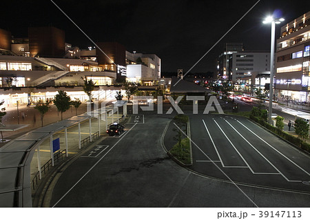 東海道線　辻堂駅北口の駅前（夜） 39147113