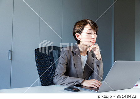 考え事をする女性 39148422