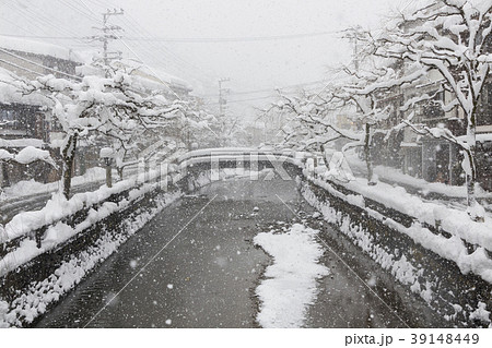大雪の城崎温泉大谿（おおたに）川と桃島橋 39148449