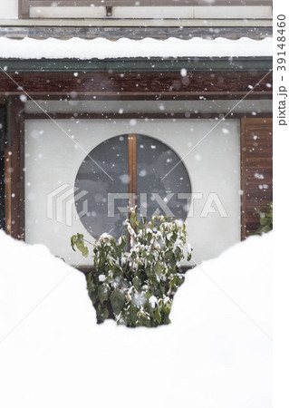 雪の間からの丸い窓 39148460