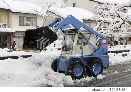 除雪するローダー 39148464