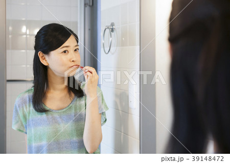 歯磨き 若い女性 デンタルケア オーラルケア 歯磨き 若い女性 デンタルケア オーラルケア 39148472