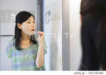 歯磨き　若い女性　デンタルケア　オーラルケア 39148480