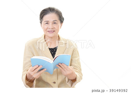 本を読む年配者 39149392