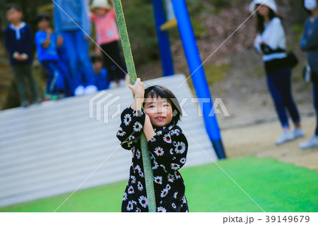 公園で遊ぶ女の子の写真素材