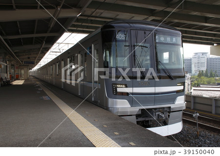 小菅駅に停車中の東武伊勢崎線直通:東京メトロ日比谷線13000系電車 小菅駅に停車中の東武伊勢崎線直通:東京メトロ日比谷線13000系電車 39150040