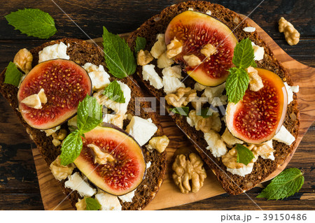Healthy toasts with rye bread, fresh figs, honey Healthy toasts with rye bread, fresh figs, honey 39150486