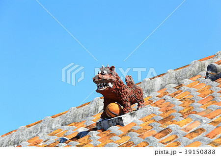 竹富島　琉球赤瓦とシーサー 39150888