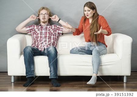 Man and woman having fight 39151392