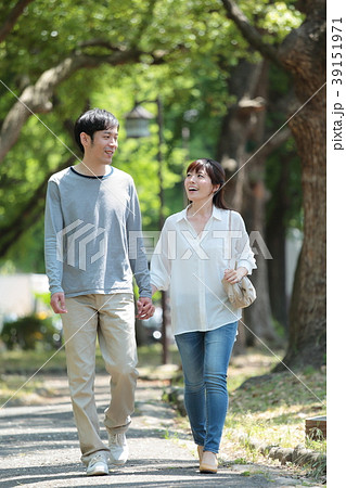 ミドルカップル　散歩 39151971
