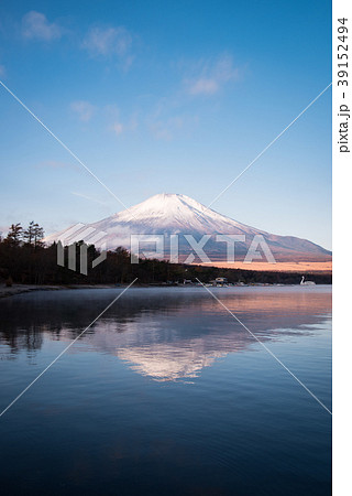 山中湖に映り込む富士山 山中湖に映り込む富士山 39152494