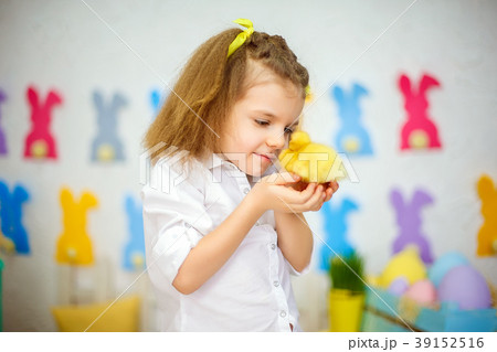 Little kid playing with ducklings 39152516