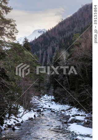 Winter landscape of a mountain river with snow 39155864