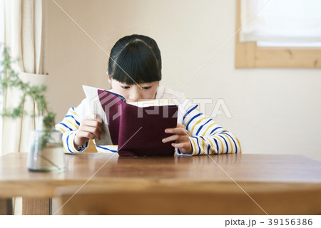 読書する女の子の写真素材