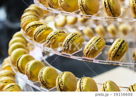 macaroni cakes imitation in gold color 39156608