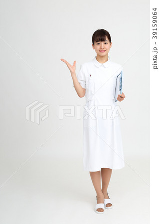 案内をする看護師 39159064