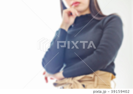 考える若い女性　（アウトフォーカス） 39159402