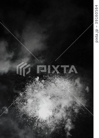 天然デザイン花火の背景素材・白煙をまとう葉落花火の涼しげな打上げ花火・縦位置 39160564