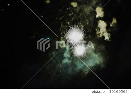 天然デザイン花火の背景素材・青煙をまとう白い銀冠菊の涼しげな打上げ花火・横位置 39160565