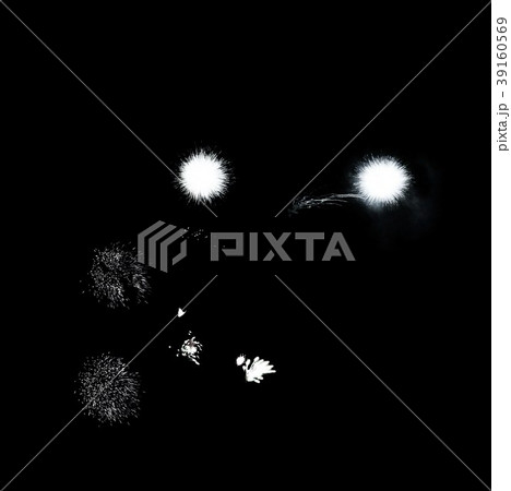 天然デザイン花火の背景素材・いくつかの白い花火の涼しげな打上げ花火・正方形 39160569