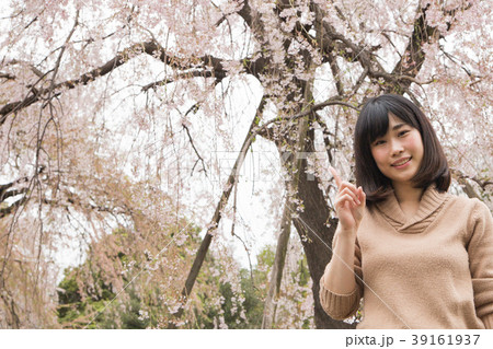 桜の咲く公園と女性 39161937