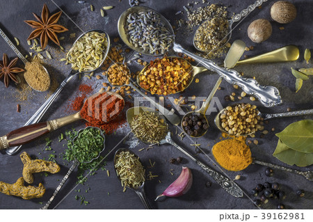 Spices on spoons - used to add flavor to cooking Spices on spoons - used to add flavor to cooking 39162981