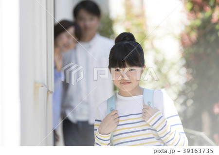 娘　通学　お見送り 39163735