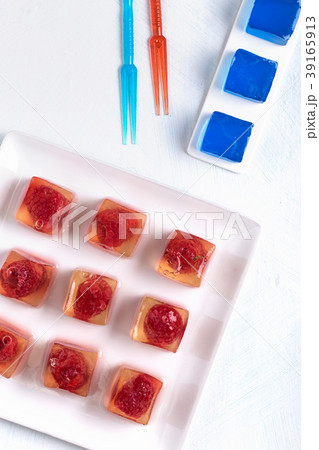 Champagne jelly with raspberries Champagne jelly with raspberries 39165913
