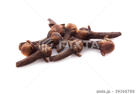 dry cloves on white background 39168789