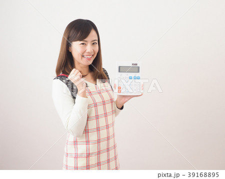 電卓を持って微笑む女性 電卓を持って微笑む女性 39168895