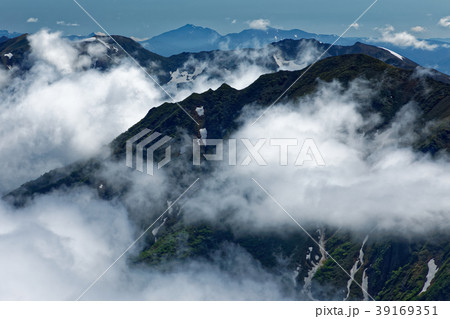 谷川連峰・仙ノ倉山から見る雲湧く国境稜線 谷川連峰・仙ノ倉山から見る雲湧く国境稜線 39169351