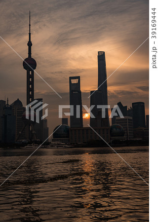 中国・上海の摩天楼の夜明け 縦構図 中国・上海の摩天楼の夜明け 縦構図 39169444