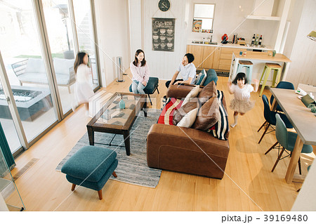 若い夫婦と小学生2人姉妹の4人家族 39169480
