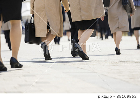 スーツで歩く後ろ姿の写真素材