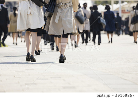 スーツで歩く後ろ姿 39169867