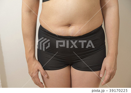 ダイエット前の女性お腹と腰回り 39170225