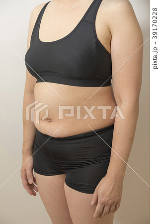 ダイエット前の女性左斜め ダイエット前の女性左斜め 39170228