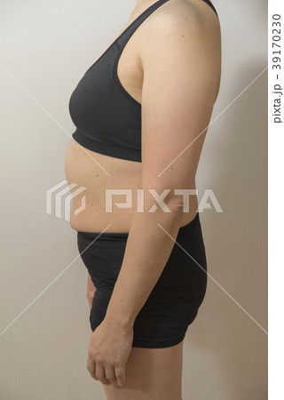 ダイエット前の女性左側面 39170230