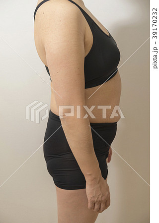 ダイエット前の女性右側面 ダイエット前の女性右側面 39170232