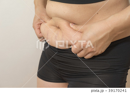 ダイエット前の女性お腹の肉をつまむ左斜め 39170241