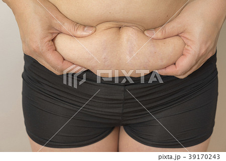 ダイエット前の女性お腹の肉をつまむアップ ダイエット前の女性お腹の肉をつまむアップ 39170243